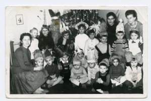 Rok 1958. Przedszkole nr 3, grupa najmłodsza. Od lewej: Zofia Bladowska – wychowawczyni, wyżej Janka Szur. Z prawej strony pomoc wychowawczyni (NN) oraz Alicja Bork – wychowawczyni (przed nią wychowanek Kozłowski).
