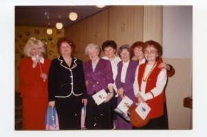 16.02.1996 r. 50-lecie Przedszkola nr 1 w Lęborku. Od lewej: Alicja Pancerzyńska, Sabina Białoskórska, Sabina Dworak, Zofia Kusejko, Helena Junik, Helena Maleszka i Zofia Bladowska. Wszystkie wymienione osoby wcześniej pracowały w tym przedszkolu.