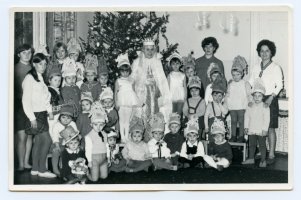 Lata 60-te. Przedszkole nr 3. Od lewej: trzy praktykantki, NN matka przebrana za Królową Zimy, NN wychowawczyni. Ostatnia – Sabina Białoskórska – dyrektorka przedszkola.
