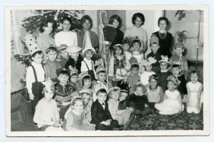 Rok 1966. Przedszkole nr 3, grupa średnia. Od lewej: dwie praktykantki, Alicja Bork – wychowawczyni, praktykantka, Krystyna Ślęzak – wychowawczyni oraz Zofia Bladowska – wychowawczyni. Dzieci: w II rzędzie pierwszy z lewej Kozłowski, czwarta z prawej w I rzędzie (ubrana na ciemno) – Ewa Bladowska.