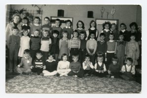 Lata siedemdziesiąte. Przedszkole nr 3, grupa najstarsza. W lewym rogu Zofia Bladowska.