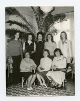 Rok 1974. Przedszkole nr 3. Od lewej w pierwszym rzędzie: Danuta Martyna – wychowawczyni, Zofia Bladowska – wychowawczyni, Krystyna Dolecka – wychowawczyni. W drugim rzędzie od lewej: Krystyna Ślęzak – wychowawczyni, NN wychowawczyni, Sabina Białoskórska – dyrektorka, Danuta Maszota – wychowawczyni, Marta Michałowska – pomoc wych.