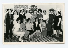Rok 1957. Przedszkole nr 3 w Lęborku. Od lewej w I rzędzie: Alicja Bork – wychowawczyni, Zofia Bladowska – wychowawczyni, Maria Stankiewicz – intendentka, Krystyna Ślęzak – wychowawczyni, Aniela Seweryńska – szefowa kuchni oraz NNpracownica kuchni. W II rzędzie od lewej: Sabina Białoskorska – dyrektorka, Danuta Mjako - wychowawczyni