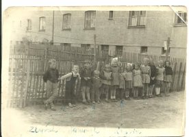 Rok 1959 -60 od lewej: NN,Zbyszek Chroł, Andrzejek Franczak,Janusz Chroł,Lila Lechończak,Wiesia Steć,Krysia Chroł,Ula Steć, Alina Mazur, Marian Miotk, Magda Miotk,Irena Pawełek,Janina Mazur