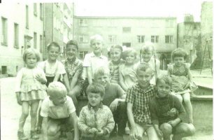 od lewej: Grazyna czajka,Mietek dąbek,Wiesław Kobierzyński,Józef Czysz,Maria Kinach,Jola Dąbek,Janka Czysz, ? Przepasnik.Niżej: Edek Czysz,Jarek Wołocznik,Tadek Miler, Roman Kinach, bogdan Labuda.