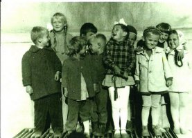 Od lewej:Piotr Kłosowski,Janka Czysz, Ania Kłosowska, Wiesiek Kobierzyński, Stanisław Czajka, Maria Konach, z tyłu w czapce Cezary Rek, Mirka Kobierzyńska, Cezary Rek.
