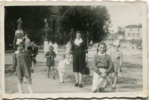 Rok 1957.Przed kościołem św.Jakuba.W tle budynek drukarni i teren ,na którym stanęły bloki mieszkalne