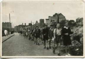 Rok 1945. Młodzi ludzie, w tle zrujnowane śródmieście Lęborka
