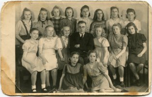 Rok 1945.Kl.VI,wychowawca p.Jesyp