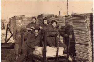 Rok 1956, pracownicy tzw,beczkarni