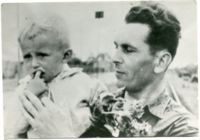 Rok 1960, maj.Józef Dzida z uratowanym spod kół pociągu dwuletnim Józiem