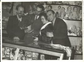 Lata 50 -te.. Sklep Jaś i Małgosia przy ul.Sraromirjskiej. Od lewej Groen, Wacław Fiertek, Alicja Fiertek. p.Zieliński.