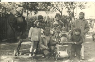 Rok ok 1961 - 62 ?. Dzieci z ul. Kościuszki. Niusia Rozwens, Danusia Błażejewska,Jola Rozwens