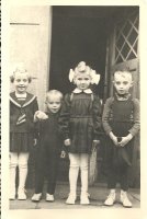 rok 1960 . 1 września.Od lewej Danka Błażejewska, Marek Fiertek, Grazyna Błażejewska. Leszek Fiertek - jego pierwszy dzień szkoły.