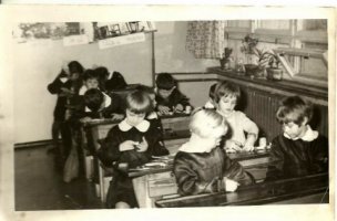 Rok 1966,kl. I b,.Na pierwszym planie Ela Słaboszewska,Małgosia Dwornik, Jola Piekarczuk, Jola Fiertek
