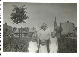 ok.1960 - z wnuczkami na Pl.Pokoju