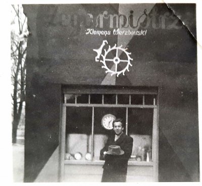 Lata 1956-60. Zakład zegarmistrzowski p. Klemensa Wierzbowskiego.