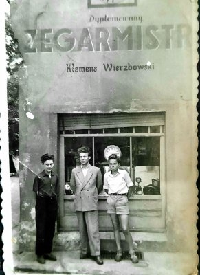 Lata 1956-60. Zakład zegarmistrzowski p. Klemensa Wierzbowskiego.