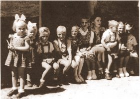 dzieci z ulicy Orlińskiego, rok1955,na schodach pod blokiem nr 1. Od lewej Sabina Łużyńska, Dorotka Ł, Andrzej Ł ,Andrzej Miotk, Magda Miotk, Małgosia M, Renia Młodzińska, Genek Łużyński, Ela Miotk, Irenka Steć