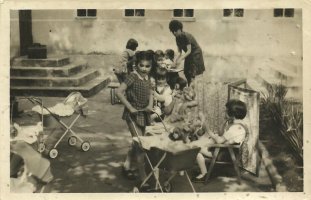 1968/60 zabawa w dom w ogrodzie przedszkola