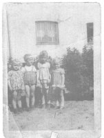 Rok 1948.Od lewej Kazia Czapp, Piotruś Czapp,Małgosia Miotk, Ela Miotk