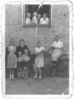 W oknie: Sabina Łużyńska,Dorotka Łuzyńska,pani Łużynska i babcia.Niżej od lewej: Małgosia Miotk,Renia Młodzińska,Ela Miotk,na rowerze Kazia Czapp,.Stoją chłopcy Genek i Andrzej Łużyńscy.