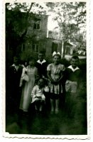 Rok 1965, ul. Bieruta (nad rzeką Łebą), w tle dawna stolarnia. Od lewej: Rysiek Wysocki, Sylwia Wysocka, Rysiek Cyrocki, Małgosia Wysocka, Wiesiek Zblewski. Siedzi Ewa Cyrocka