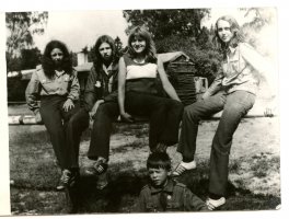 Rok 1973. Obóz Szklana Huta, stanica „Róża Wiatrów”. Klasa VII. Od lewej: Ela Kowalska, Anka Klasa, Małgosia Krzywańska. Ewa Cyrocka