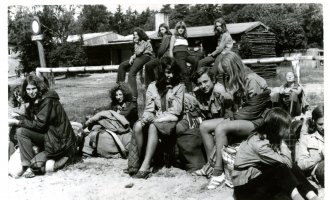 Rok 1973. Obóz Szklana Huta, stanica „Róża Wiatrów”. Klasa VII. Plac apelowy, w tle wartownia, za nią stołówka z kuchnią. Osoby: Ela Kowalska, Anka Klasa, Małgosia Krzywańska, Ewa Cyrocka. Małgosia Gołowacz, Iwona Ciesielska.