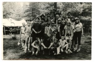 Rok 1973. Obóz Szklana Huta, stanica „Róża Wiatrów”. Klasa VII (zabawa w Indian). Komendant Edek Ropel, uczestnicy (m. in.): Małgosia Krzywańska, Ewa Cyrocka, Małgosia Gołowacz, Dorota Ciesielska, Bożena Wołocznik, Anka Klasa, Krzysiek Murzyn