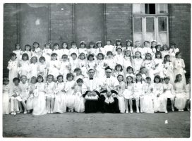 Rok 1968 – 2 czerwca. I Komunia św. w kościele pw. św. Jakuba Ap. w Lęborku, w tle plebania. Ojciec Stefan i proboszcz. Osoby (m. in.): Jola Wałęga, G. Czylkowska, Halina Brzezińska, Wanda Zygiert, Teresa Szulc, G. Weta, Ewa Badulska. Iza Silicka, Bogusia Pruska, Ela Słabuszewska. Ula Grzywna, Ewa Cyrocka, Loretta Wetta, Jola Zygmuntowska.