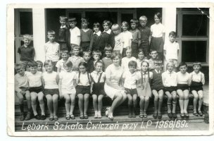 Rok 1969. Szkoła Ćwiczeń nr 2 w Lęborku, klasa III. Góra: Mirek Miotk, Krzysiek Markiewicz, Zbyszek Lejk, Teresa Szulc, Mirka Kurzydło, Grażyna Drewa, Donka Wonorska, Franek Pobłocki, M. Konkol, Ewa Badulska. Środek: Piotr Grygiel. Tadek Małecki, M. Mielewczyk, Maciek Borchent, Wróblewski, Krzysiek Tełewiak, Hanka Lewandowska, Kołodziej, Ela Ważyńska. M. Eron, Mirek Dawid. Dół: chyba Koszałka, Stasiu Borlik, Rysiek Kazimierski, Jola Kiejno, Grażyna Turska, Wanda Zybiert, wychowawczyni Teresa Zębala, NN, Ewa Cyrocka, Edek Szulc, Wojtek Potrykus, Adam Dzieciniak, Gienek Szulc.