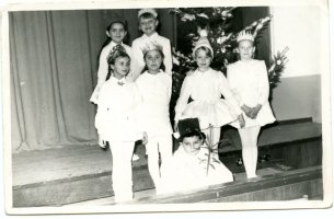 Rok 1969. Szkoła Ćwiczeń nr 2 przy LP w Lęborku – aula. Przedstawienie pt. „Śnieżynki”. Od lewej (góra): Jola Szybista, Jola Kiejno,(środek): Wanda Zygiert, Ewa Cyrocka, Grażyna Turska, Loretta Wetta.