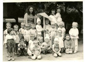 Rok prawdopodobnie 1964. Półkolonie w parku przy obecnym starostwie. Od prawej stoi Bożena Mańska i klęczy Ewa Cyrocka.