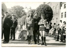 Rok 1973. Orkiestra dęta z Powiatowego Domu Kultury w Lęborku. Konkurs orkiestr dętych (chyba Ochotniczych Straży Pożarnych). Osoby: m. in. Ewa Cyrocka.
