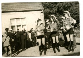 Rok 1973. Orkiestra dęta z Powiatowego Domu Kultury w Lęborku. Konkurs orkiestr dętych (chyba Ochotniczych Straży Pożarnych). Osoby: w środku Ewa Cyrocka.