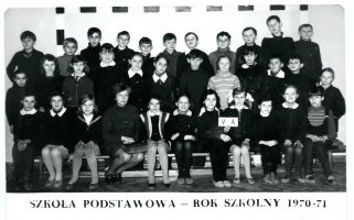 Rok 1970/71. Szkoła Podstawowa nr 7 w Lęborku, kl. Va. Wychowawczyni – Jadwiga Jóźwiak. Góra: Bogdan Oszmian, Jurek Jabłonowski, Darek Białoskórski, Wiesiek Pędzioł, Heniek Ramczyk, Bogdan Hryniewicz, Marek Szykut, Adam Dzieciniak, Jurek Rawlik, Janek Tuminowski, Wojtek Potrykus. Środek: Halina Szara, Halina Brzezińska, Anka Pazdyga, Małgosia Krzywańska, Lidka Dybowska, Ewa Cyrocka, Bogdan Woss, Ela Hamadyk, Beata Waskowska, Andrzej Seweryński, Mirek Bejnarowicz, Hanka KarwackaDół: Małgosia Gołowacz, Beata Lamkiewicz, Dorota Ciesielska, Ala Wiśniewska, Iza Silicka, Iza Lipowska, Jagoda Szczęśniak, Gabrysia Dębik, Bogusia Pruska, Anka Klasa..