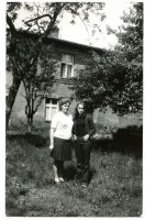 Rok 1974. ul. Bieruta (nad rzeką), podwórko, w głębi dom pp. I. i A. Wysockich. Osoby: Eryka i Ewa Cyrockie.