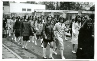 Rok 1976, ul. Węgrzynowicza. Uczennice Liceum Ekonomicznego i Liceum Zawodowego w Lęborku – m. in. Wiesia Chmaj, Krystyna Gorbaczewska, Mirka Rusinek, Ewa Cyrocka.