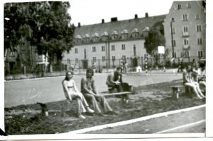 Rok 1976. Boisko LO nr 1 w Lęborku, w głębi ul. Dygasińskiego z kamienicami vis a vis budynku.