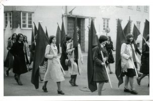 Rok 1977, pochód, ul. Dygasińskiego, Uczennice Liceum Ekonomicznego i Liceum Zawodowego w Lęborku, osoby (m. in. Beata Lemkiewicz, Lucyna Ulewicz, Teresa Środa, Ewa Cyrocka, Wiesia Chmaj, Ania Patocka.