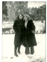 Rok 1978. Podwórko na ul. Bieruta (nad rzeką), w głębi ul. M. Curie Skłodowskiej oraz bloki między pocztą a ul. Bieruta. Osoby: od lewej: Ewa Cyrocka, Ela Słabuszewska