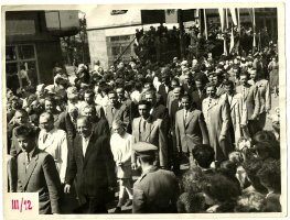 Rok 1960. Pochód pierwszomajowy. M.inn. Zygmunt Budzkowski, p. Gierasimczyk z córką Elą.