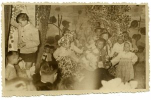 Rok 1958, przedszkole prowadzone przez siostry zakonne, tzw ochronka.Występ dla biskupa