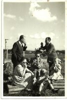Rok ok.1954. Z lewej Zygmunt Budzkowski, niżej Michalina Budzkowska, dzieci w płaszczyku Basia ,niżej Wojtek