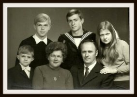 Rodzina pp Studzińskich. Rodzice Jan i Jadwiga.Dzieci od lewej Piotr, Adam,Jarosław, Ewa