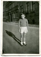 Rok ok.1963. W tle kamienica nr 10 na Majewskiego.Chłopiec - Rysiek Szlenk.