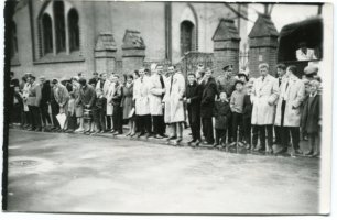 Rok 1960, W oczekiwaniu na pochód pierwszomajowy.