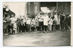 1960,w oczekiwaniu na pochód.Z tyłu budynek poczty.