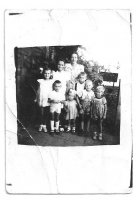 1953 r. podwórko I Armii WP 25. – tartak, Halina Hebda, dzieci Olimpia i Jan Baluk,Gabriel, Andrzej, Lidia Klawczyńscy